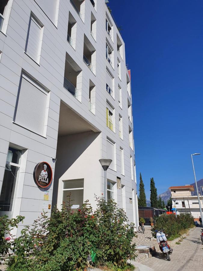 Rovena'S Apartment - Free Parking Tirana Exteriör bild